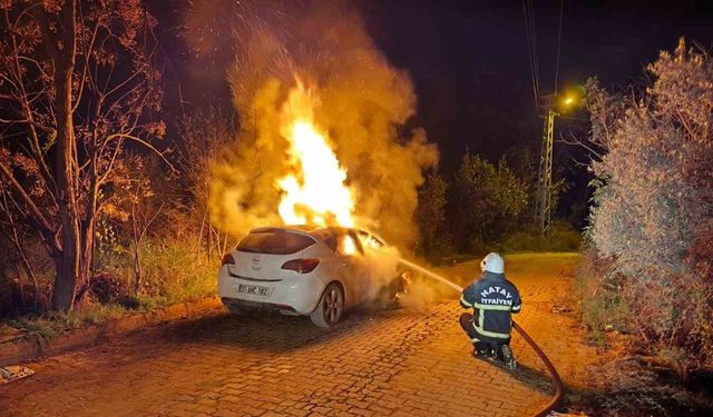 Defne’de otomobil alevlere teslim oldu