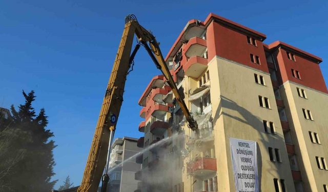 Deprem hazırlıklarının sürdüğü Büyükçekmece’de riskli bir site daha yıkıldı