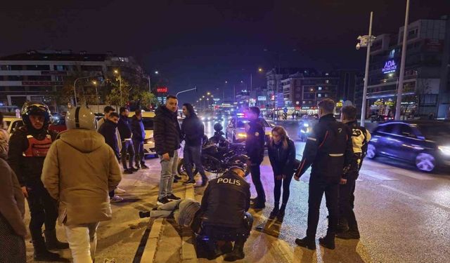 Direksiyon kontrolüne kaybeden motosiklet sürücüsü yön tabelasına çarptı; 2 yaralı