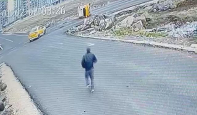 Diyarbakır’da iki ticari taksinin çarpıştığı kaza anı güvenlik kamerasına yansıdı