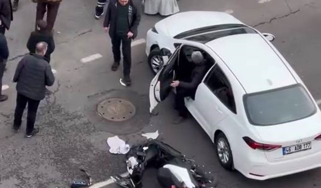 Diyarbakır’da otomobilin çarptığı motosikletli kurye yaralandı