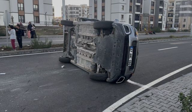 Diyarbakır’da trafik kazası: Araç yan yattı, 2 kişi yaralandı