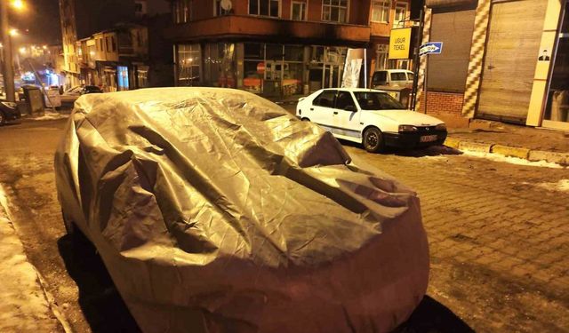 Dondurucu soğuklara karşı araçlar battaniye ve brandayla korunuyor