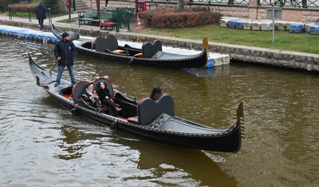 Dondurucu soğuklara rağmen gondol keyfi Eskişehir’in gezi rutininden çıkmadı