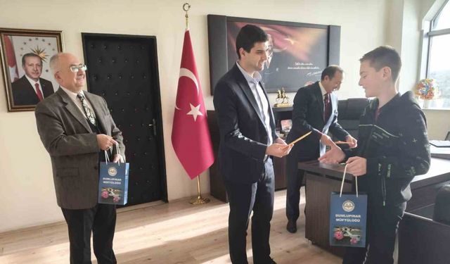 Dumlupınar’da bilgi yarışmasında dereceye giren öğrenciler ödüllerini aldı