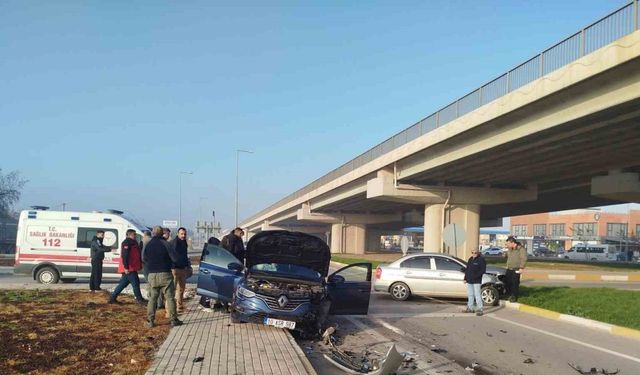 Dur levhasına uymadı, kavşakta kaza: 1 yaralı