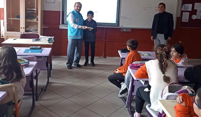 Emet’te ortaokul öğrencilerine Kur’an-ı Kerim hediye edildi
