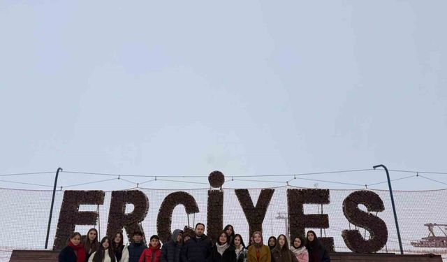 Erciyes’in zirvesinde öğrencilere yönelik ’Uluslararası Dağlar Günü’ etkinliği