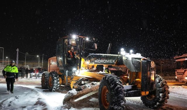 Erzincan Valisi karla mücadele çalışmalarını sahada takip etti