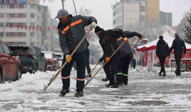 Erzurum Büyükşehir’den karla mücadele