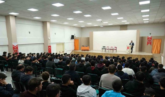 Fakirullahoğlu’ndan 15 Temmuz Şehitleri Anadolu İHL’de konferans