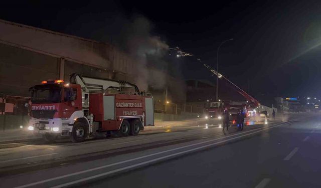 Gaziantep’te ambalaj fabrikasında yangın: 1 işçi dumandan etkilendi
