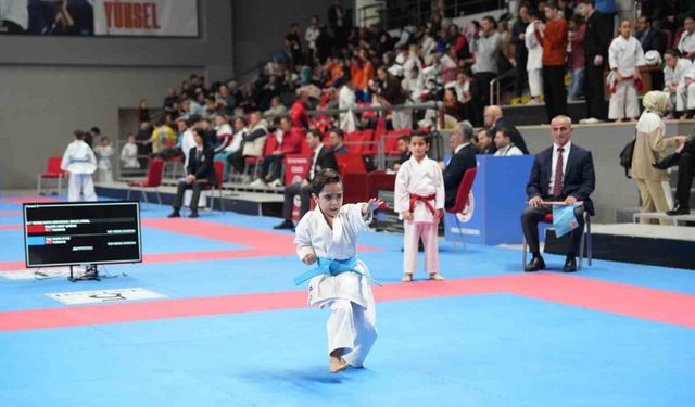 Gaziosmanpaşalı Kaan Ayaz’dan 7 yaşında çifte şampiyonluk