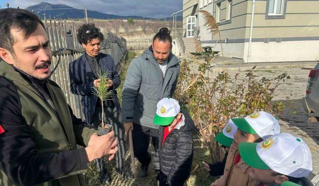 Gediz’de minik öğrenciler kızılçam fidanlarını toprakla buluşturdu