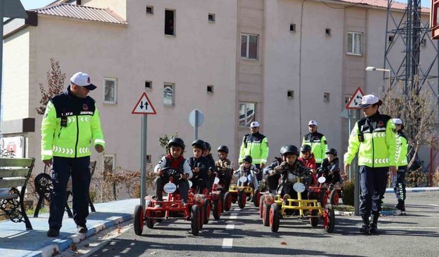 Geleceğin sürücüleri trafik parkurunda