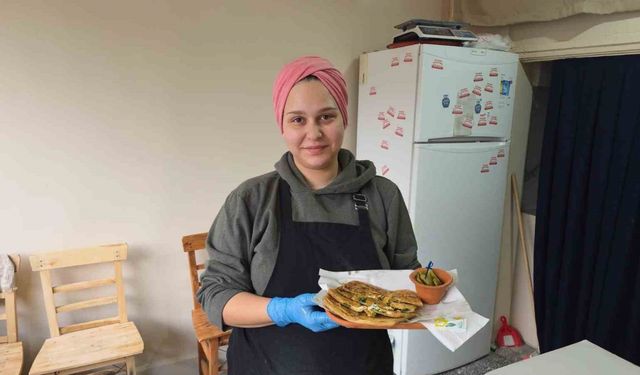 Geleneksel yöntemlerle yaptığı gözlemelerle geçmişin izlerini yaşatıyor