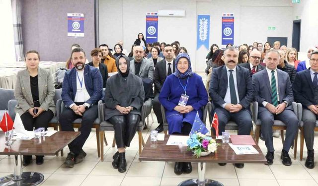 Genç kadınlar dijital dünyada güçleniyor