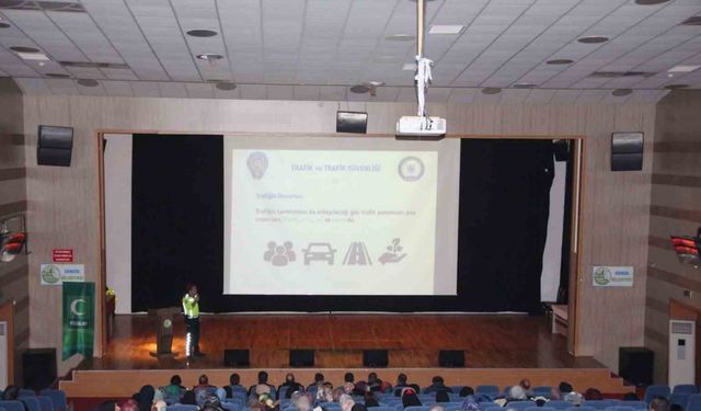 Gerede’de polis ekipleri vatandaşları ve öğrencileri bilgilendirdi