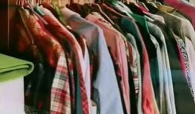 Germencik’te bağışlanan kıyafetler ihtiyaç sahiplerine teslim ediliyor