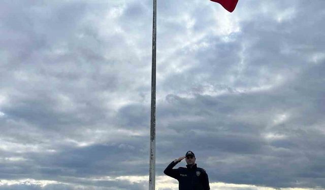 Giresun Valiliği müdahale etti; Yıpranan Türk bayrağı yenilendi