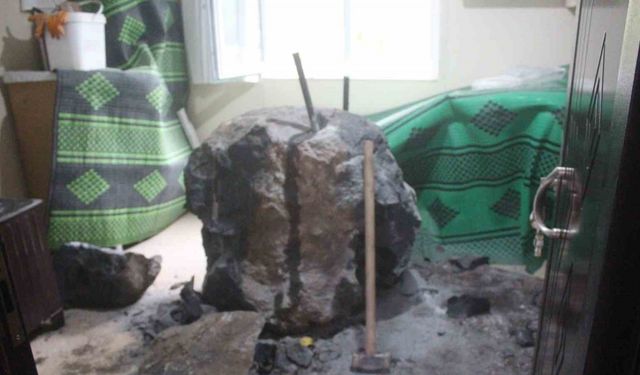 Giresun’da riskli bölgedeki kayalar kaldırılırken kopan kaya parçası evin içerisine girdi