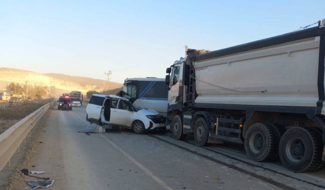 Hafif ticari araçla minibüs çarpıştı: 1 ölü