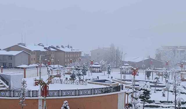Hakkari’de kar yağışı kartpostallık manzaralar oluşturdu