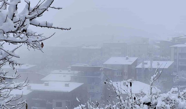 Hakkari’de kar yağışı yerini sise bıraktı