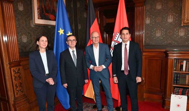 Hamburg Başkonsolosu Alver, belediye sarayına Togg ile geldi
