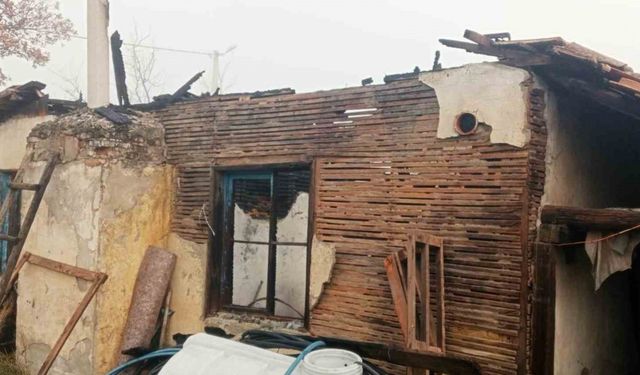 Hisarcık’ta çıkan yangında deprem konutu kullanılmaz hale geldi