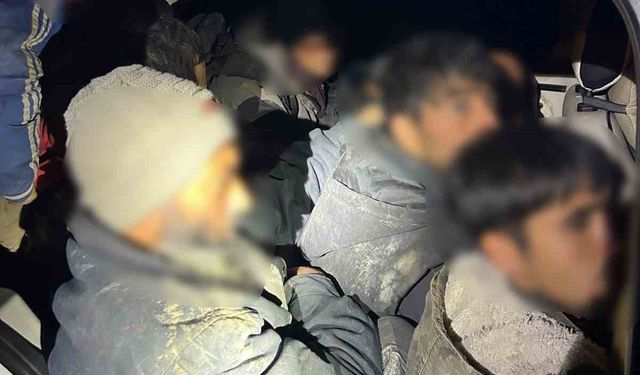 Iğdır’da bir araçta 12 düzensiz göçmen ve 2 organizatör yakalandı