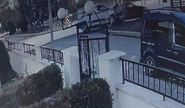 İki aracın hurdaya döndüğü kaza kameraya yansıdı