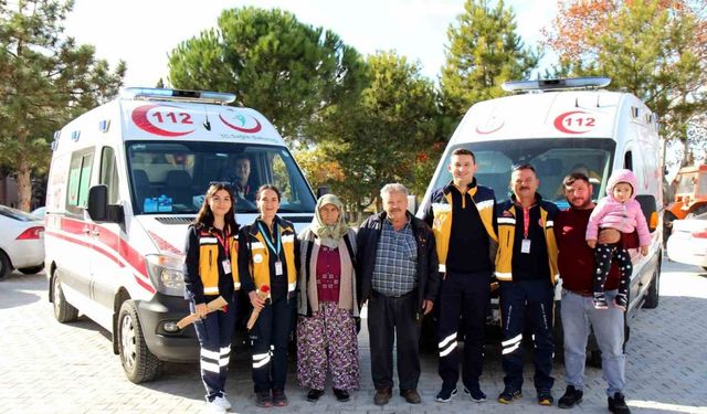 İki kez hayatını kurtaran sağlık çalışanlarını her fırsatta ziyaret ediyor