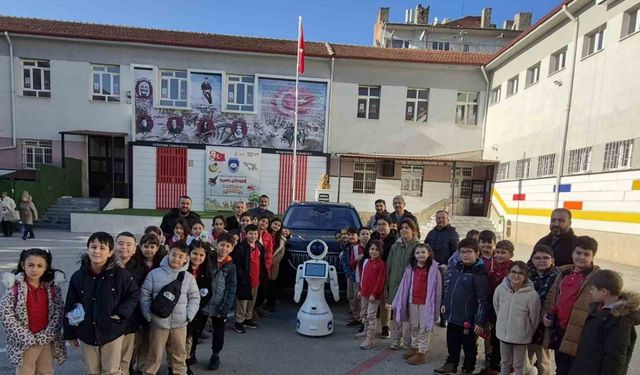 İlkokul öğrencilerine TOGG ile yerli ve milli robot tanıtıldı
