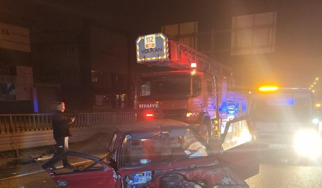 İnegöl’de kontrolden çıkan otomobil bariyerlere çarptı, 1’i ağır 2 kişi yaralandı