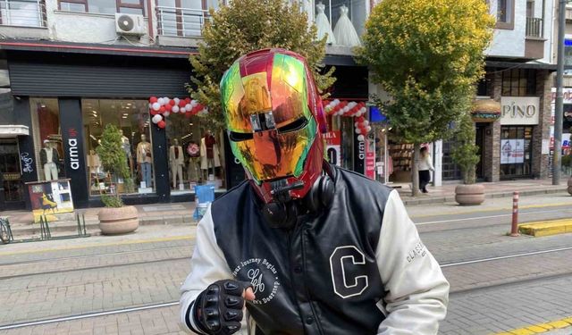 İron-Man kaskı ile dolaşan motosikletli dikkat çekiyor