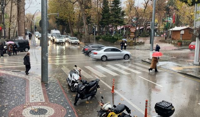 Isparta’da sağanak yağış etkisini arttırdı: Yollarda su birikintileri oluştu