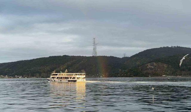 İstanbul Boğazı’nda gökkuşağı şöleni