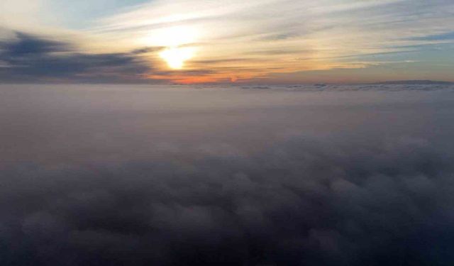 İstanbul sisle kaplandı, bulutların üstünde kartpostallık manzaraları görüntüledi