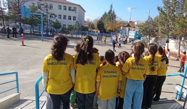 İstanbul’daki Çermiklilerden öğrencilere forma desteği