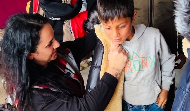 İstanbullu gönüllülerden Şanlıurfa’daki çocuklara hediye bot ve mont