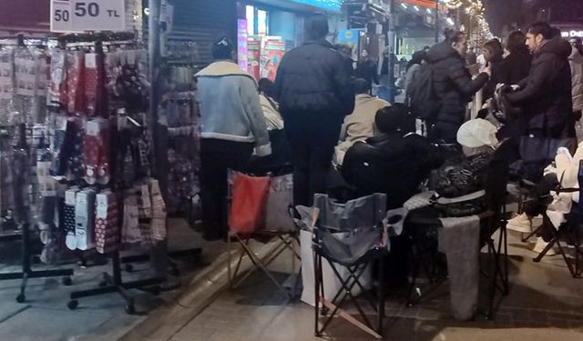 İzmir’de kamp sandalyeli, battaniyeli indirim nöbeti: Çarşı ortasında sabahladılar
