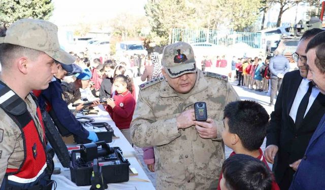 Jandarma, öğrencilere yerli savunma sanayiyi anlattı