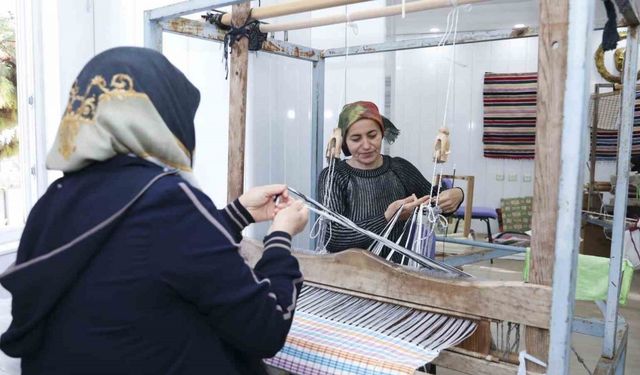 Kadınlar el emeği ve gönül birliğiyle üretiyor