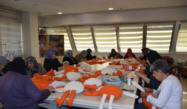 Kadınlar, lösemili çocuklara oyuncak bebek ve elbise dikmek için bir araya geldi