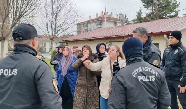 Kadınlardan mahalleye yapılacak baz istasyonuna ve erkeklere tepki