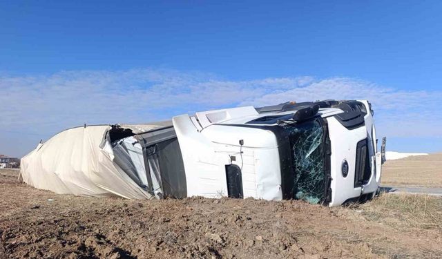 Kalorifer peteği yüklü tır devrildi, 1 kişi yaralandı