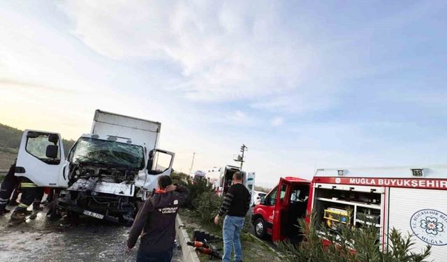 Kamyonette sıkışan iki kişi kurtarıldı