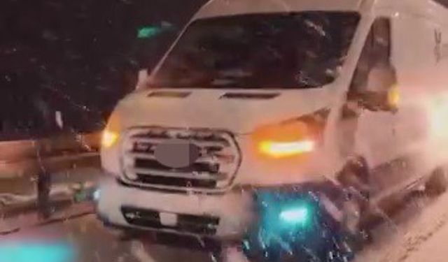 Kar yağışının etkili olduğu Yağdonduran Geçidi’nde sürücüler güçlükle ilerledi