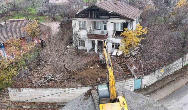 Karabük’te tehlikeli yapıların yıkımı sürüyor